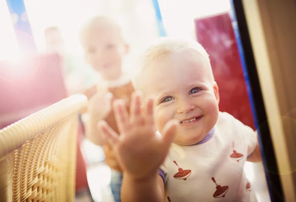 Les petits garçons apprécient leur temps — Photo