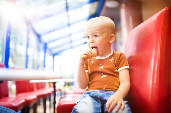 Pequeño niño disfrutando de helado —  Fotos de Stock