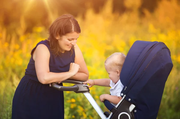 Moeder en zoon op een wandeling — Stockfoto