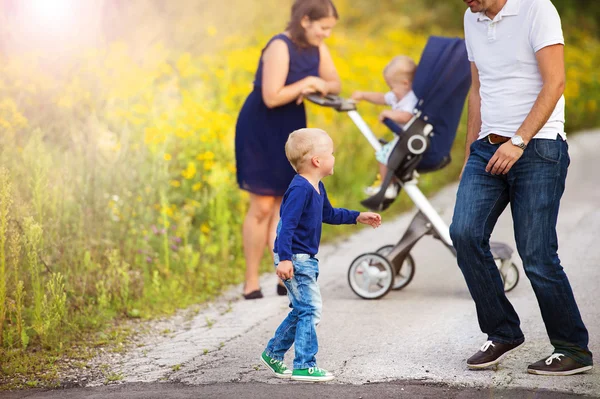 Familia feliz en un paseo — Foto de Stock