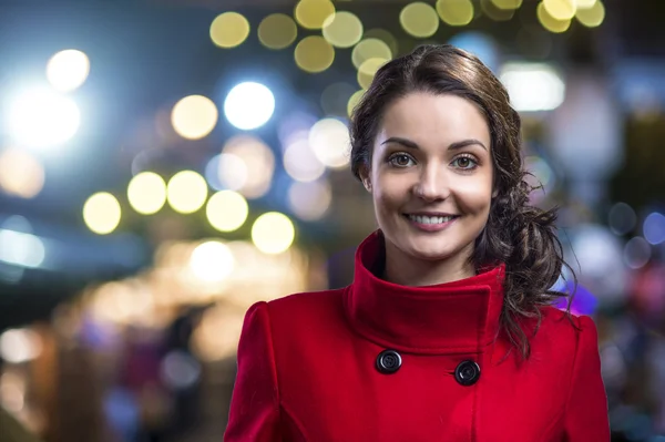 Hermosa mujer con abrigo rojo — Foto de Stock