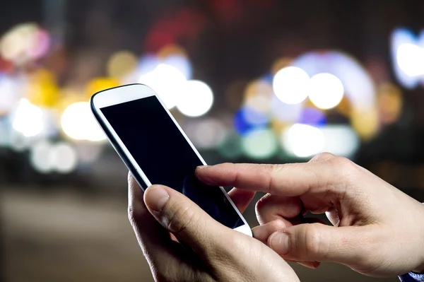 Mãos de homem segurando seu telefone inteligente — Fotografia de Stock