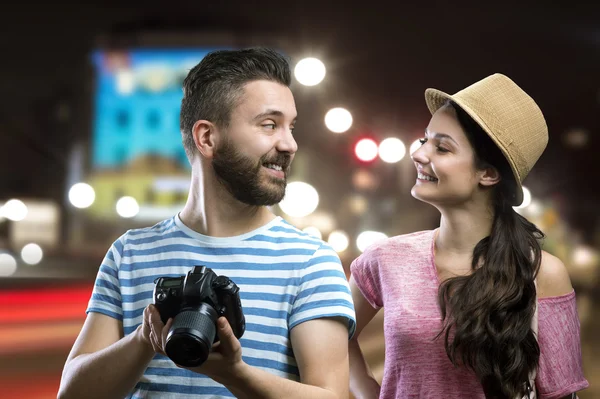 Hipster çift zevk gece hayatı — Stok fotoğraf