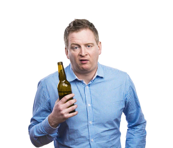 Drunk man holding a beer bottle — Stock Photo, Image