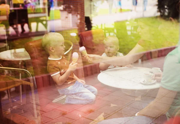 Föräldrar med två små pojkar i café — Stockfoto