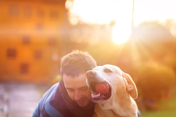 Adam köpeğiyle oynuyor. — Stok fotoğraf