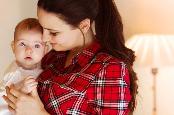 Madre che porta la sua bambina tra le braccia . — Foto Stock