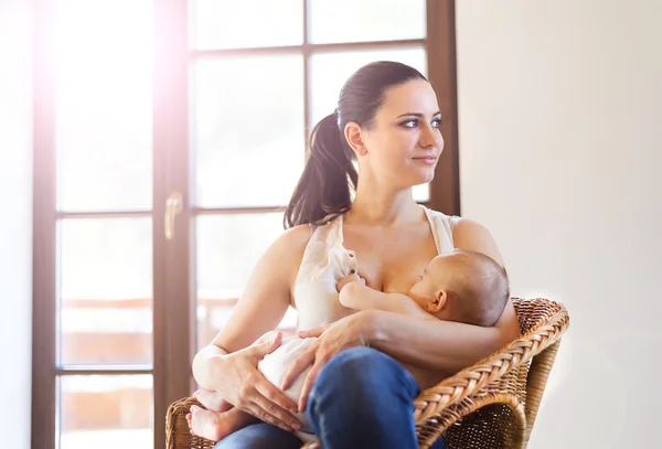 她的宝贝女儿的母亲母乳喂养 — 图库照片
