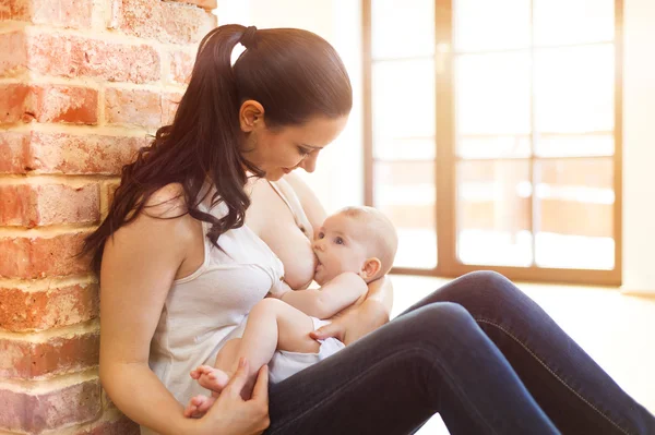 Mamma ammar henne baby flicka — Stockfoto