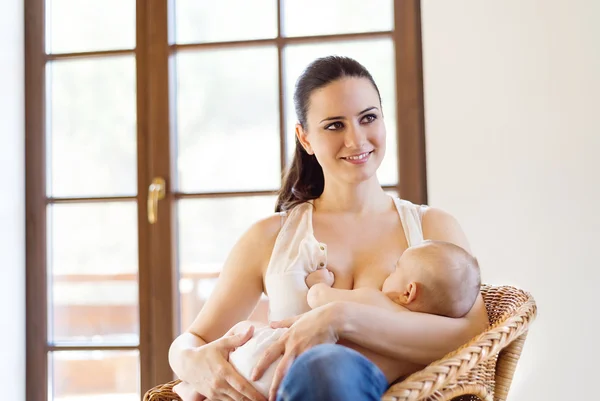 Mãe amamentando seu bebê menina — Fotografia de Stock