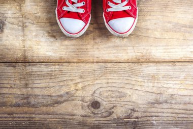 Ahşap zemin üzerinde kırmızı spor ayakkabılar