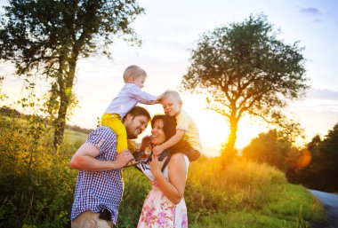 Aile birlikte vakit geçiriyor.