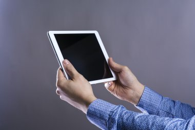 Dijital tablet holding hipster's eller.