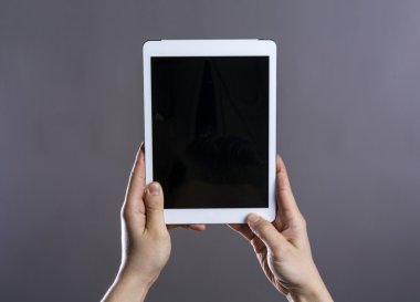 Dijital tablet holding hipster's eller.