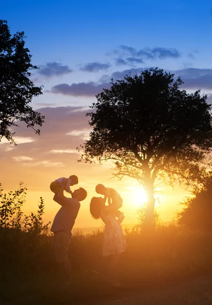 Familjen umgås — Stockfoto