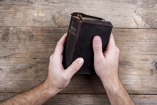 Händerna håller Bibeln — Stockfoto