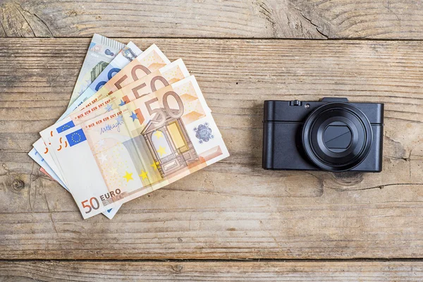 Euro banknot ile eski fotoğraf makinesi — Stok fotoğraf