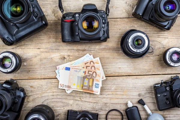 Fotocamere vecchie con banconote in euro — Foto Stock