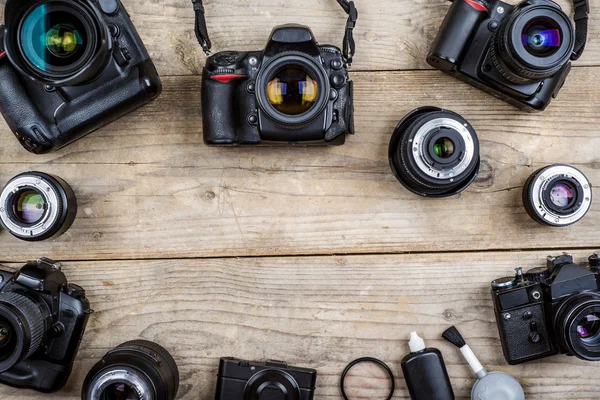 Old cameras on wooden desk — Stock Photo, Image