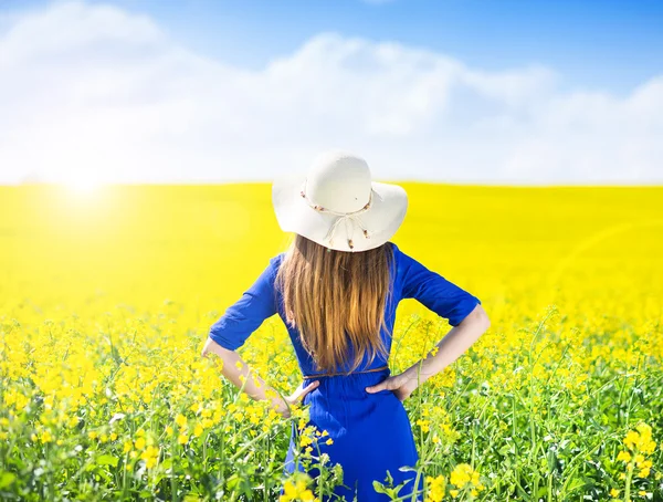 Woman in summer canola field. — Stock Photo, Image