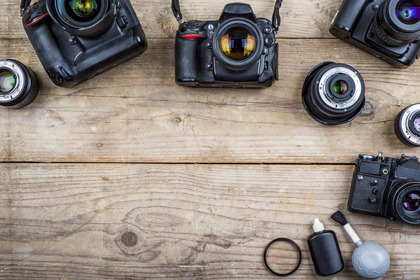 Staré fotoaparáty na dřevěný stůl — Stock fotografie