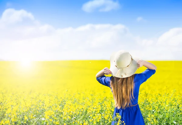 Donna nel campo estivo di colza . — Foto Stock