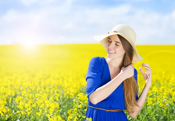 Ragazza nel campo di colza — Foto Stock