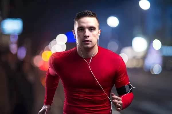 Sportman joggen in de nacht — Stockfoto