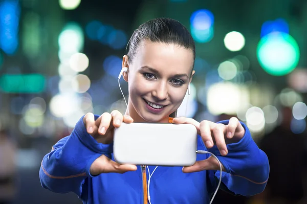 Mujer tomando selfie en el teléfono móvil — Foto de Stock