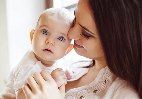 Kleine baby in de armen van haar moeder — Stockfoto