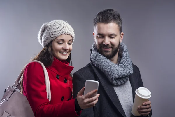 Hipster ζευγάρι με καφέ και έξυπνο τηλέφωνο. — Φωτογραφία Αρχείου