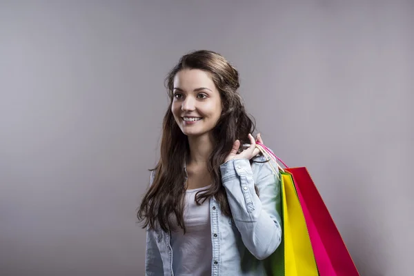 Leende flicka med shoppingväskor. — Stockfoto