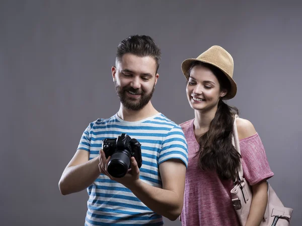 Pasangan hipster dengan kamera . — Stok Foto