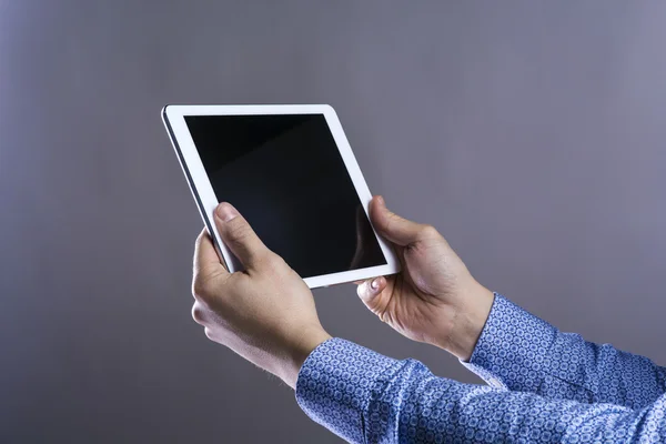 Hipster de handen met digitale Tablet PC. — Stockfoto