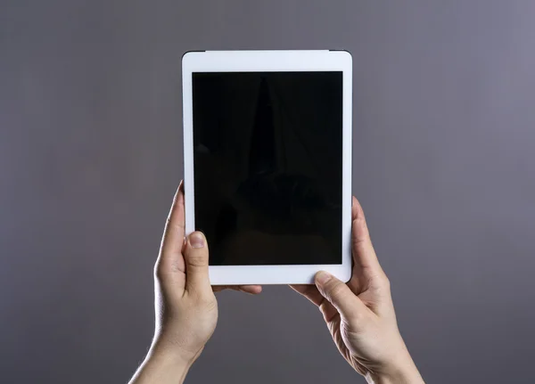 Hipster de handen met digitale Tablet PC. — Stockfoto