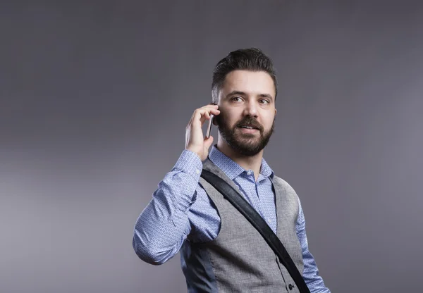 Csípő ember beszél szúró telefon — Stock Fotó