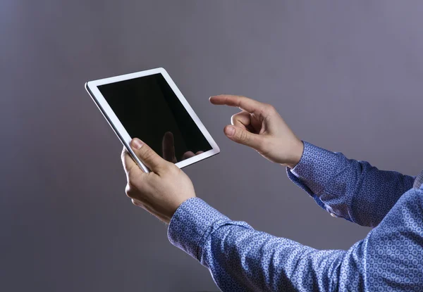 Las manos de Hipster sosteniendo la tableta digital . — Foto de Stock