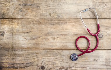 Ahşap masa üzerinde stetoskop