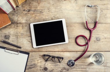 Ahşap masa üzerinde bir doktorun işyeri