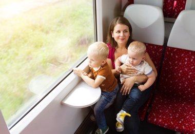 Anne oğlu tren seyahat ile.