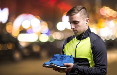 Sporcu holding mavi spor ayakkabı