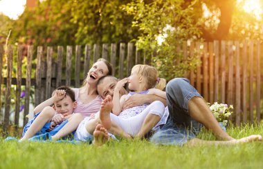 Aile birlikte vakit geçiriyor.