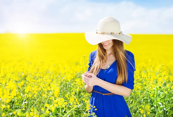 Meisje in raapzaad veld — Stockfoto