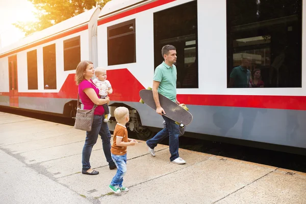 Familj reser i tåg. — Stockfoto