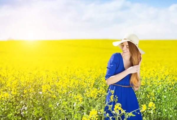 Ragazza nel campo di colza — Foto Stock