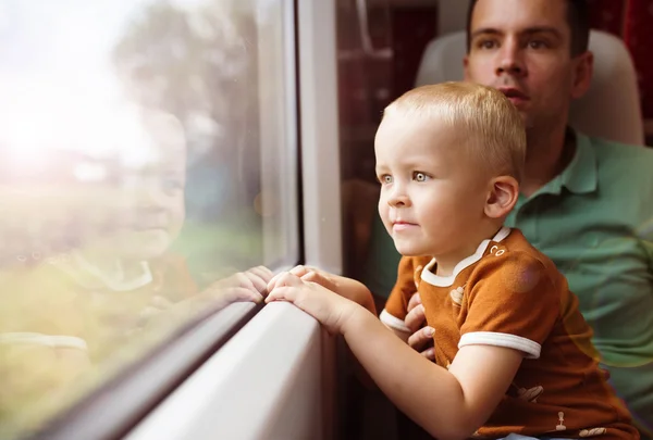 Far med son i tåg. — Stockfoto