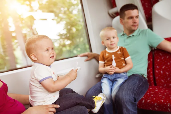 Família com dois filhos em trem . — Fotografia de Stock