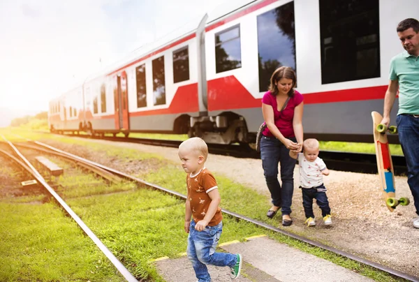 Viajes en familia en tren . — Foto de Stock