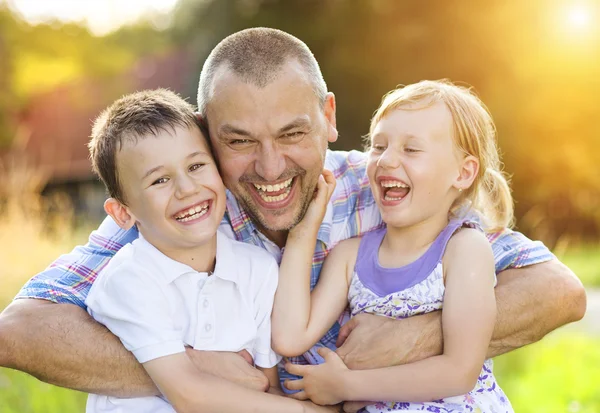 Pai com seus filhos passar o tempo — Fotografia de Stock