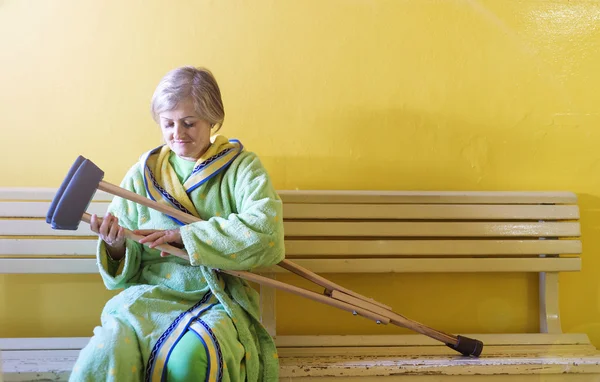 Donna anziana con stampelle — Foto Stock